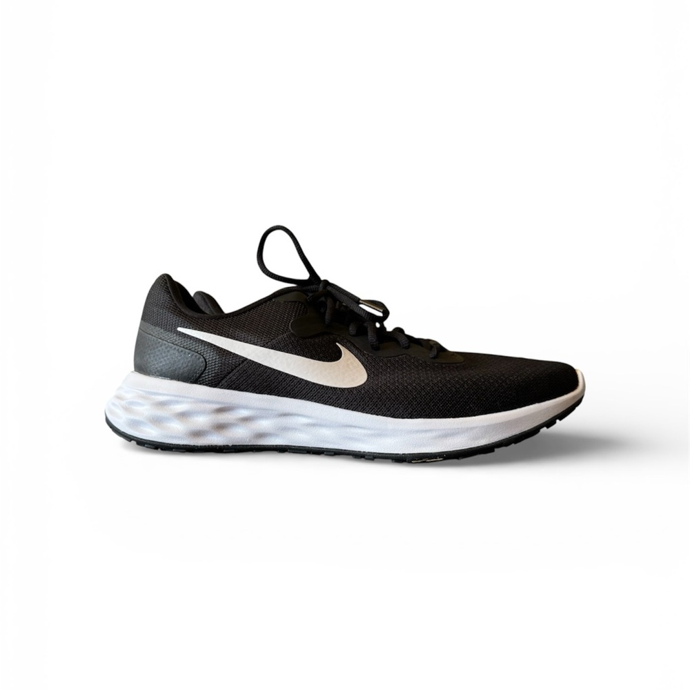 NIKE MEN'S Black & White VT2 running shoe size 10.5 brand new.